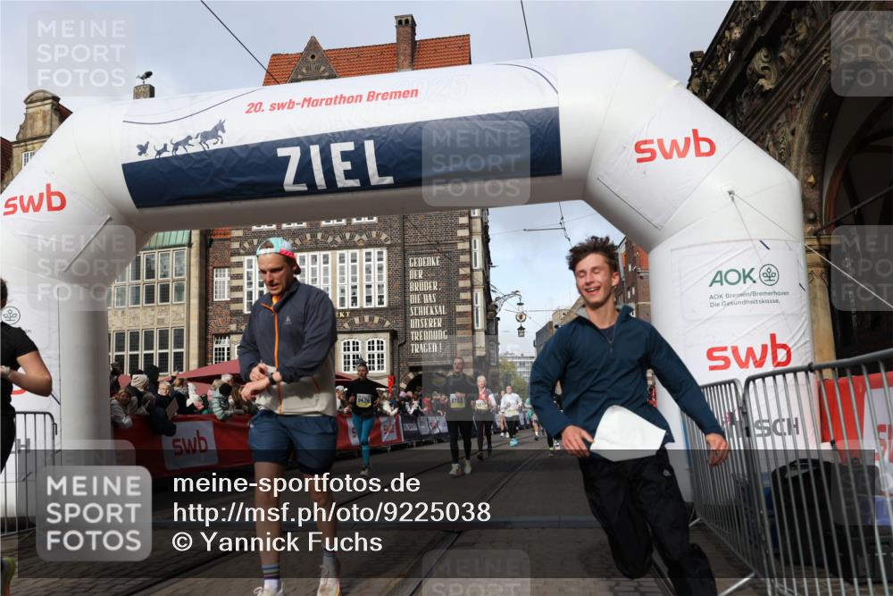 05.10.2025 - 20. swb-Marathon Bremen Yannick Fuchs http://msf.ph/oto/9225038 05.10.2025 10:56:30 Ziel 9424, 9783, 9932, 10028, 10191, 10196, 10424, 10590, 11554, 11662, 11723 meine-sportfotos.de