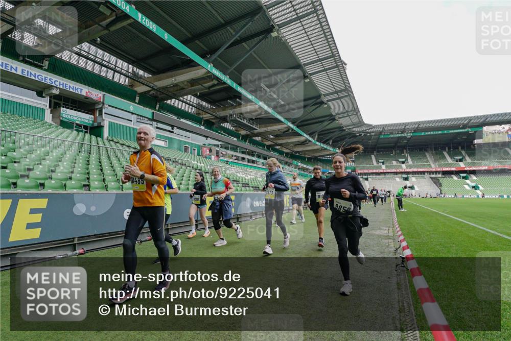 05.10.2025 - 20. swb-Marathon Bremen Michael Burmester http://msf.ph/oto/9225041 05.10.2025 10:38:15 Laufen im Stadion 7621, 8574, 9189, 9210, 9235, 9237, 9335, 9365, 9426, 9432, 9448, 9468, 9486, 9498, 9536, 9642, 9647, 9684, 9707, 9748, 9750, 9771, 9813, 9846, 9858, 9893, 9915, 9940, 9978, 10033, 10056, 10098, 10130, 10167, 10194, 10205, 10265, 10271, 10274, 10278, 10301, 10404, 10437, 10439, 10471, 10478, 10485, 10510, 10530, 10595, 10598, 10611, 10678, 10711, 10713, 10777, 10803, 10804, 10825, 10826, 10829, 10876, 11001, 11050, 11121, 11150, 11162, 11183 meine-sportfotos.de