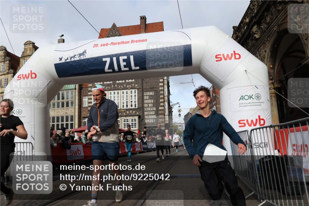 05.10.2025 - 20. swb-Marathon Bremen Yannick Fuchs http://msf.ph/oto/9225042 05.10.2025 10:56:30 Ziel 9424, 9783, 9932, 10028, 10191, 10196, 10424, 10590, 11554, 11662, 11723 meine-sportfotos.de