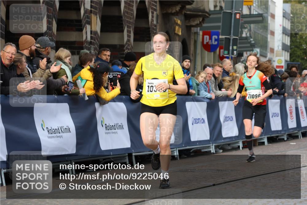 05.10.2025 - 20. swb-Marathon Bremen Strokosch-Dieckow http://msf.ph/oto/9225046 05.10.2025 10:48:37 Ziel 9385, 9406, 9729, 10303, 11096 meine-sportfotos.de