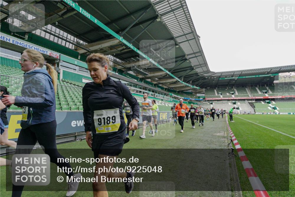 05.10.2025 - 20. swb-Marathon Bremen Michael Burmester http://msf.ph/oto/9225048 05.10.2025 10:38:17 Laufen im Stadion 7621, 8574, 9184, 9189, 9210, 9235, 9237, 9322, 9335, 9365, 9409, 9426, 9432, 9448, 9468, 9486, 9498, 9536, 9642, 9647, 9684, 9707, 9748, 9750, 9771, 9813, 9846, 9858, 9893, 9915, 9940, 9978, 10033, 10056, 10098, 10130, 10167, 10194, 10205, 10274, 10278, 10301, 10404, 10437, 10439, 10471, 10478, 10485, 10510, 10530, 10595, 10598, 10611, 10678, 10711, 10713, 10777, 10803, 10804, 10825, 10826, 10829, 11001, 11050, 11121, 11150, 11162, 11183 meine-sportfotos.de