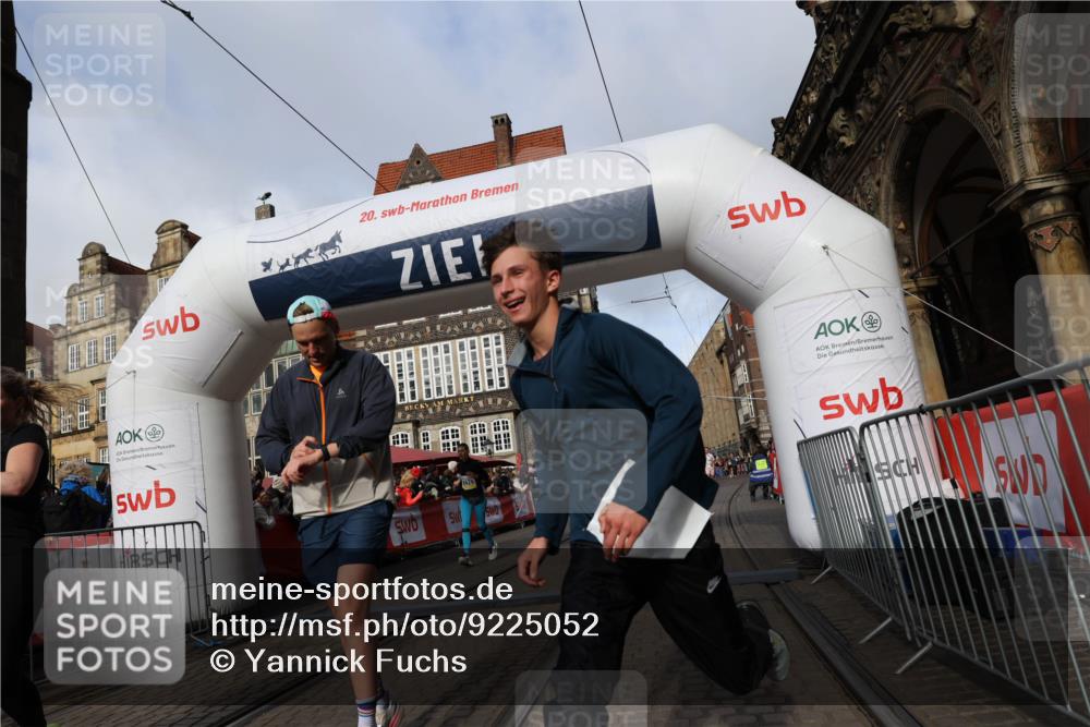 05.10.2025 - 20. swb-Marathon Bremen Yannick Fuchs http://msf.ph/oto/9225052 05.10.2025 10:56:31 Ziel 9424, 9783, 9932, 10028, 10191, 10196, 10387, 10424, 10546, 10590, 11554, 11662, 11723 meine-sportfotos.de