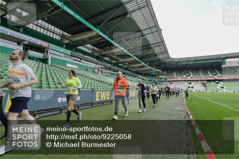 05.10.2025 - 20. swb-Marathon Bremen Michael Burmester http://msf.ph/oto/9225058 05.10.2025 10:38:19 Laufen im Stadion 7621, 8574, 9184, 9189, 9210, 9235, 9237, 9322, 9331, 9335, 9365, 9409, 9426, 9432, 9448, 9468, 9486, 9498, 9536, 9642, 9647, 9684, 9707, 9748, 9750, 9752, 9771, 9813, 9846, 9858, 9893, 9915, 9940, 9978, 10033, 10056, 10098, 10130, 10167, 10194, 10205, 10274, 10278, 10301, 10404, 10437, 10439, 10471, 10478, 10485, 10510, 10530, 10595, 10598, 10611, 10678, 10711, 10713, 10803, 10804, 10825, 10826, 10829, 11001, 11050, 11121, 11150, 11162, 11183 meine-sportfotos.de
