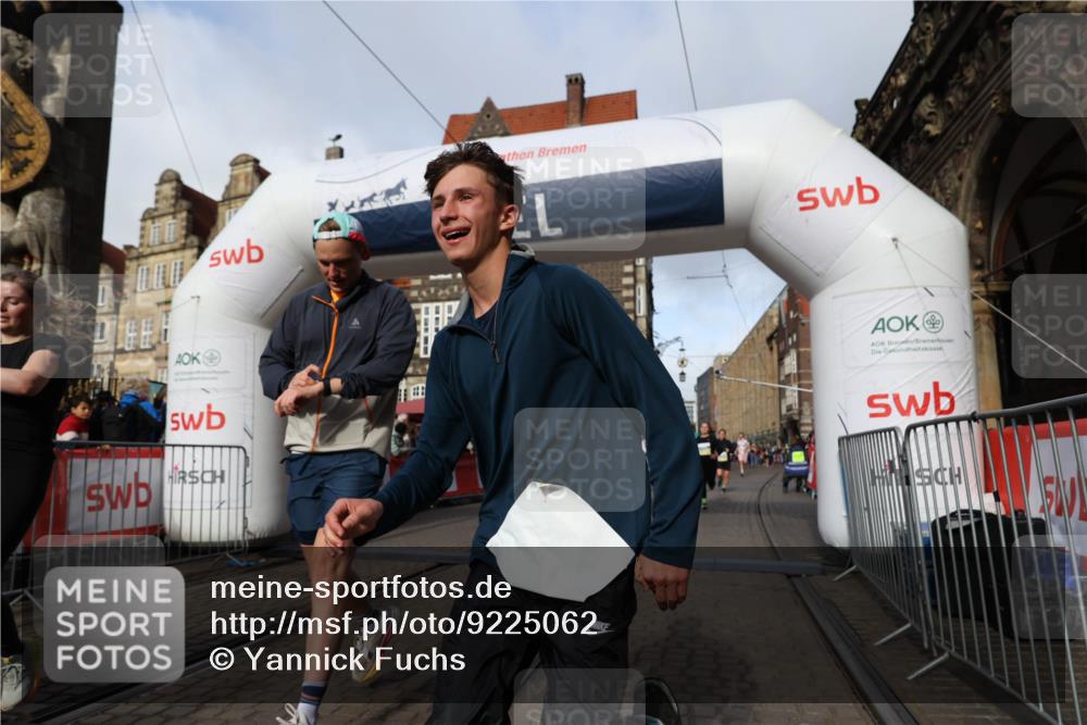 05.10.2025 - 20. swb-Marathon Bremen Yannick Fuchs http://msf.ph/oto/9225062 05.10.2025 10:56:31 Ziel 9424, 9783, 9932, 10028, 10191, 10196, 10387, 10424, 10546, 10590, 11554, 11662, 11723 meine-sportfotos.de