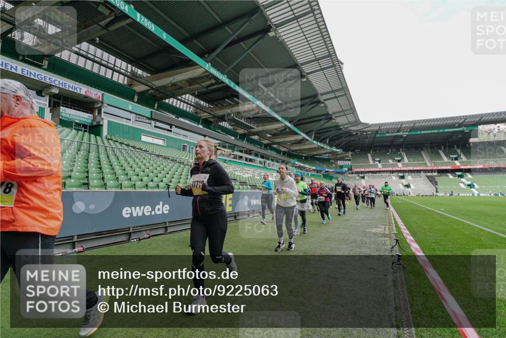 05.10.2025 - 20. swb-Marathon Bremen Michael Burmester http://msf.ph/oto/9225063 05.10.2025 10:38:20 Laufen im Stadion 7621, 8574, 9184, 9189, 9210, 9235, 9237, 9322, 9331, 9335, 9365, 9409, 9426, 9432, 9448, 9468, 9486, 9498, 9536, 9642, 9647, 9684, 9707, 9748, 9750, 9752, 9771, 9813, 9846, 9858, 9893, 9915, 9940, 9978, 10033, 10056, 10098, 10130, 10167, 10194, 10205, 10274, 10278, 10301, 10404, 10437, 10439, 10471, 10478, 10485, 10510, 10530, 10595, 10598, 10611, 10678, 10711, 10713, 10803, 10804, 10825, 10826, 10829, 11001, 11050, 11121, 11150, 11162, 11183 meine-sportfotos.de