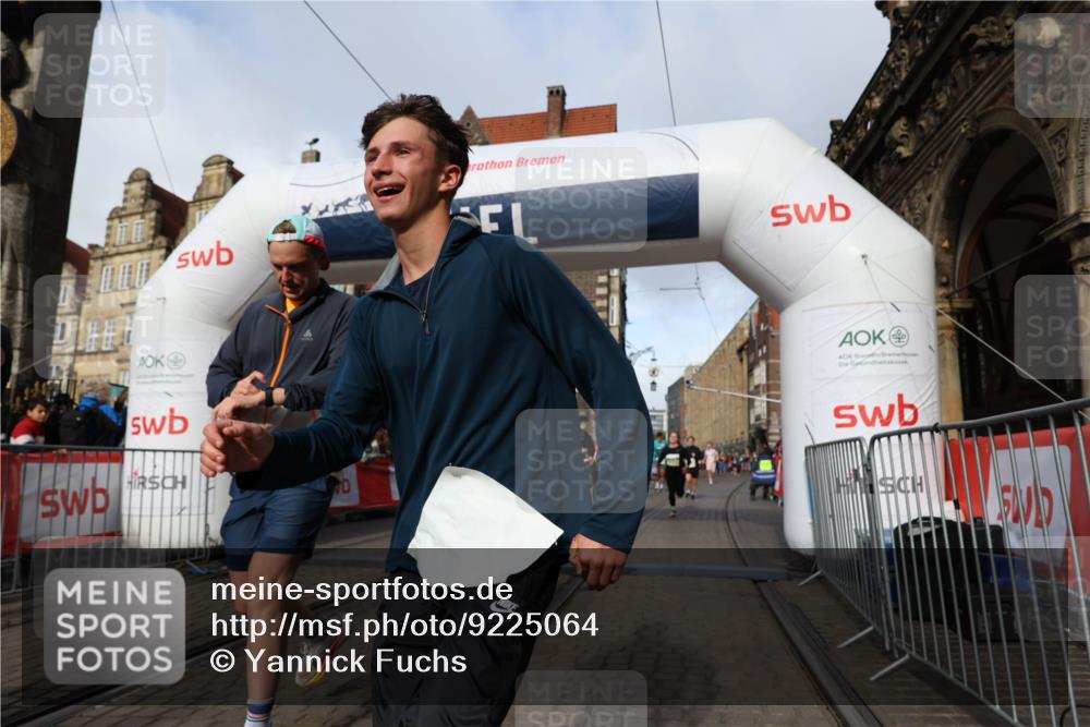 05.10.2025 - 20. swb-Marathon Bremen Yannick Fuchs http://msf.ph/oto/9225064 05.10.2025 10:56:31 Ziel 9424, 9783, 9932, 10028, 10191, 10196, 10387, 10424, 10546, 10590, 11554, 11662, 11723 meine-sportfotos.de