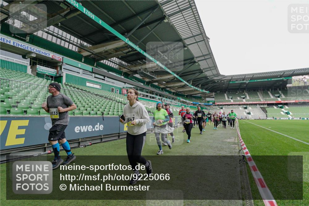 05.10.2025 - 20. swb-Marathon Bremen Michael Burmester http://msf.ph/oto/9225066 05.10.2025 10:38:21 Laufen im Stadion 7621, 8574, 9182, 9184, 9189, 9210, 9235, 9237, 9322, 9331, 9335, 9365, 9409, 9426, 9432, 9448, 9468, 9486, 9498, 9536, 9642, 9647, 9684, 9707, 9748, 9750, 9752, 9771, 9813, 9846, 9858, 9915, 9940, 9978, 10033, 10056, 10098, 10130, 10167, 10194, 10205, 10274, 10278, 10297, 10301, 10404, 10437, 10439, 10471, 10478, 10485, 10511, 10530, 10595, 10598, 10611, 10678, 10711, 10713, 10803, 10804, 10825, 10826, 10829, 11050, 11150, 11162 meine-sportfotos.de