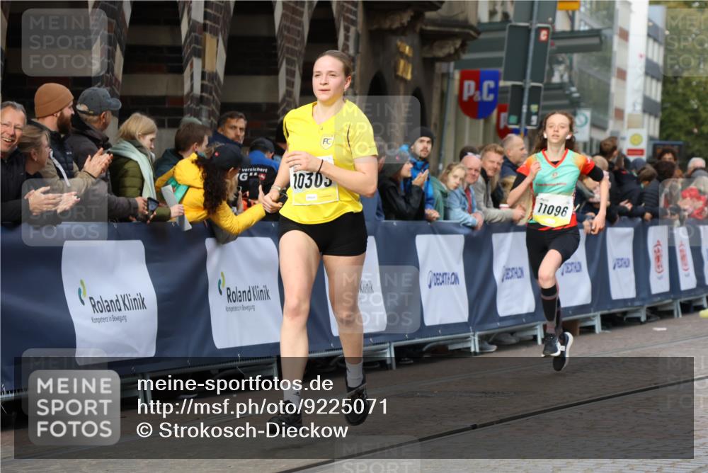 05.10.2025 - 20. swb-Marathon Bremen Strokosch-Dieckow http://msf.ph/oto/9225071 05.10.2025 10:48:37 Ziel 9385, 9406, 9729, 10303, 11096 meine-sportfotos.de