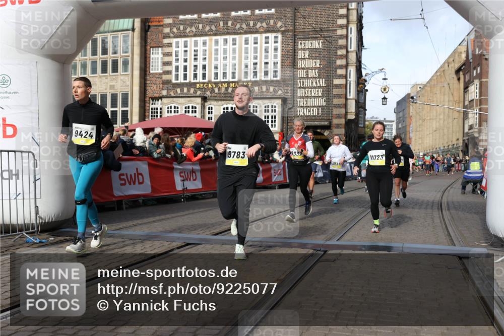 05.10.2025 - 20. swb-Marathon Bremen Yannick Fuchs http://msf.ph/oto/9225077 05.10.2025 10:56:32 Ziel 9424, 9783, 9932, 10028, 10179, 10191, 10196, 10387, 10424, 10546, 10590, 11662, 11723 meine-sportfotos.de