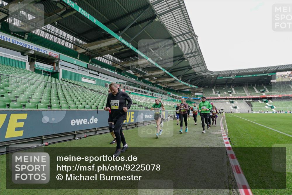 05.10.2025 - 20. swb-Marathon Bremen Michael Burmester http://msf.ph/oto/9225078 05.10.2025 10:38:24 Laufen im Stadion 7621, 8574, 9182, 9184, 9189, 9210, 9235, 9237, 9300, 9322, 9331, 9335, 9394, 9409, 9426, 9432, 9448, 9468, 9486, 9498, 9536, 9642, 9647, 9684, 9707, 9748, 9750, 9752, 9771, 9813, 9846, 9858, 9890, 9915, 9940, 9978, 10033, 10056, 10098, 10130, 10167, 10194, 10205, 10274, 10278, 10297, 10301, 10404, 10437, 10439, 10446, 10471, 10478, 10485, 10511, 10530, 10595, 10598, 10611, 10678, 10711, 10713, 10803, 10804, 10825, 10826, 10829, 11050, 11150 meine-sportfotos.de