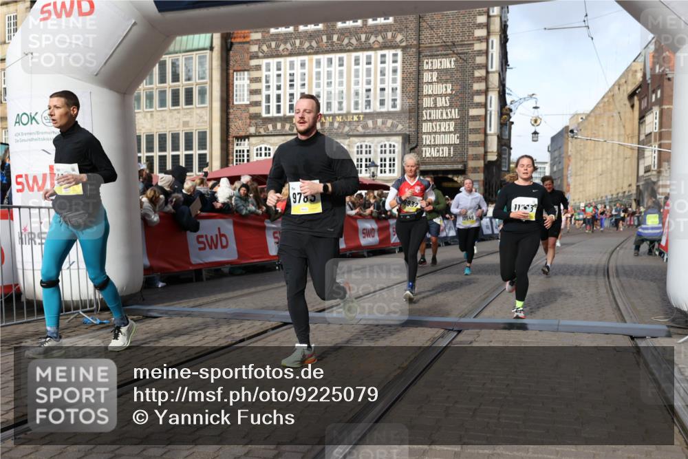 05.10.2025 - 20. swb-Marathon Bremen Yannick Fuchs http://msf.ph/oto/9225079 05.10.2025 10:56:33 Ziel 9424, 9783, 9790, 9932, 10005, 10028, 10179, 10191, 10196, 10387, 10424, 10546, 10590, 11662, 11723 meine-sportfotos.de