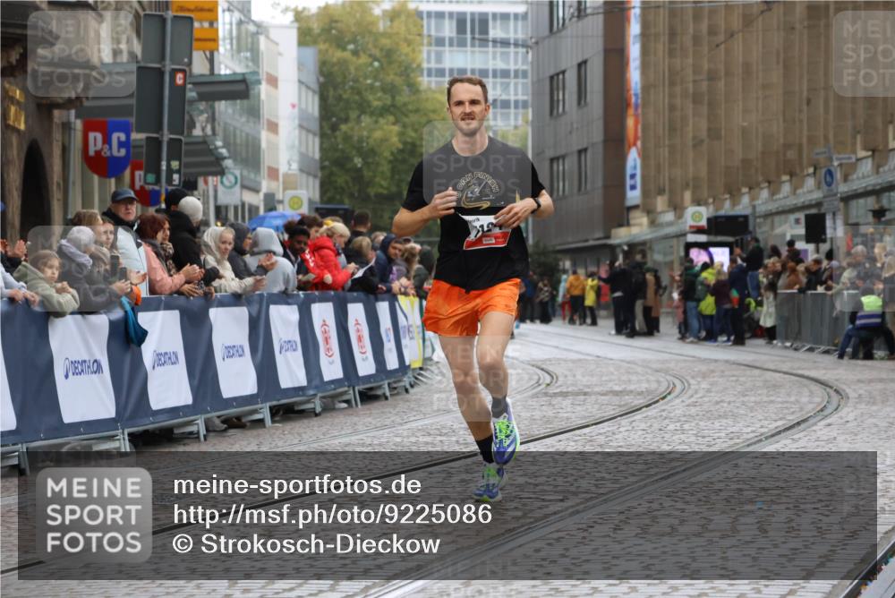 05.10.2025 - 20. swb-Marathon Bremen Strokosch-Dieckow http://msf.ph/oto/9225086 05.10.2025 12:17:32 Ziel 1124 meine-sportfotos.de