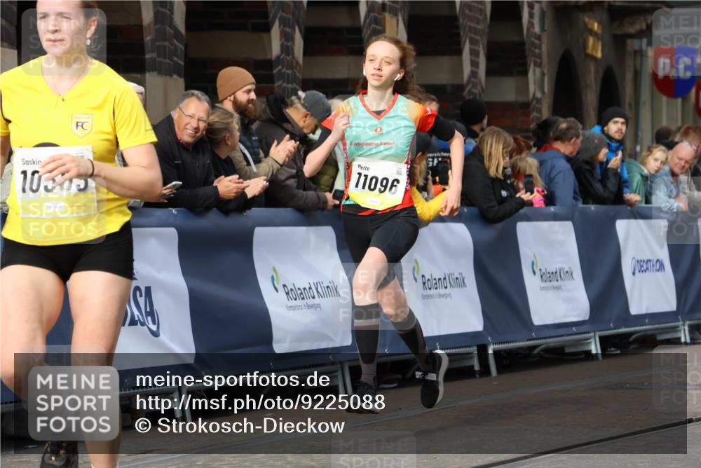 05.10.2025 - 20. swb-Marathon Bremen Strokosch-Dieckow http://msf.ph/oto/9225088 05.10.2025 10:48:38 Ziel 9261, 9406, 9729, 10303, 10799, 11096 meine-sportfotos.de