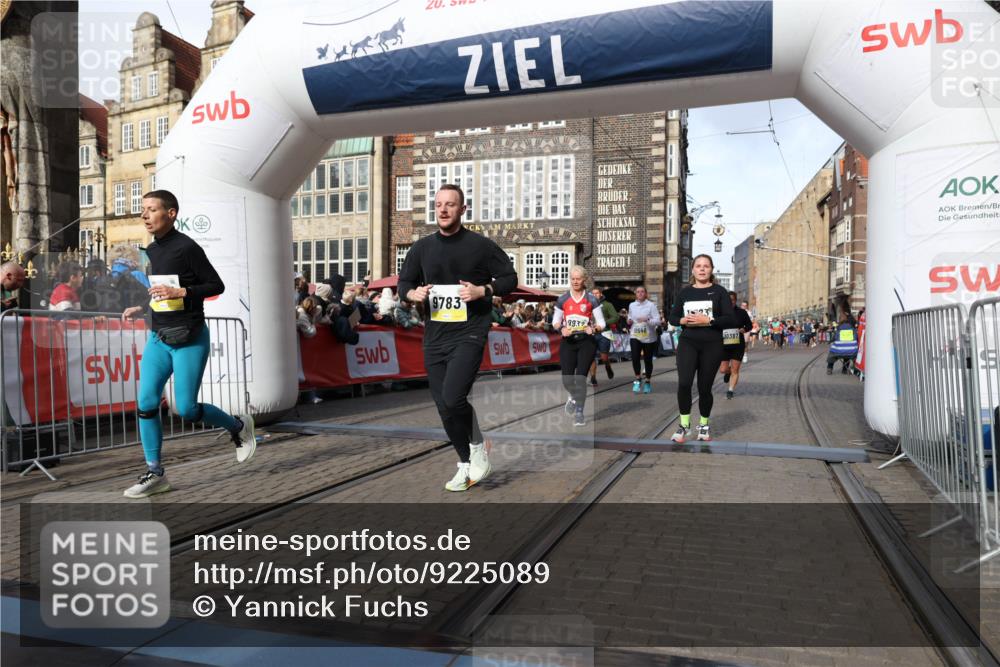 05.10.2025 - 20. swb-Marathon Bremen Yannick Fuchs http://msf.ph/oto/9225089 05.10.2025 10:56:33 Ziel 9424, 9783, 9790, 9932, 10005, 10028, 10179, 10191, 10196, 10387, 10424, 10546, 10590, 11662, 11723 meine-sportfotos.de