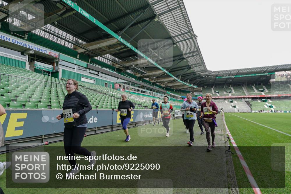 05.10.2025 - 20. swb-Marathon Bremen Michael Burmester http://msf.ph/oto/9225090 05.10.2025 10:38:27 Laufen im Stadion 7621, 8574, 9182, 9184, 9189, 9210, 9235, 9237, 9269, 9300, 9322, 9331, 9335, 9394, 9409, 9432, 9448, 9468, 9486, 9498, 9536, 9642, 9647, 9660, 9684, 9707, 9748, 9750, 9752, 9771, 9782, 9813, 9846, 9858, 9890, 9915, 9940, 9978, 10033, 10056, 10098, 10130, 10167, 10194, 10205, 10274, 10278, 10297, 10404, 10437, 10439, 10446, 10478, 10485, 10511, 10530, 10595, 10598, 10611, 10678, 10711, 10713, 10803, 10804, 10825, 10829 meine-sportfotos.de