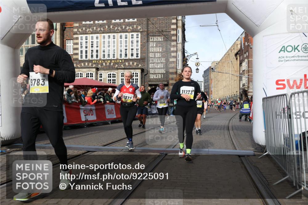 05.10.2025 - 20. swb-Marathon Bremen Yannick Fuchs http://msf.ph/oto/9225091 05.10.2025 10:56:33 Ziel 9424, 9783, 9790, 9932, 10005, 10028, 10179, 10191, 10196, 10387, 10424, 10546, 10590, 11662, 11723 meine-sportfotos.de