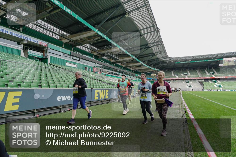 05.10.2025 - 20. swb-Marathon Bremen Michael Burmester http://msf.ph/oto/9225092 05.10.2025 10:38:28 Laufen im Stadion 7621, 8574, 9182, 9184, 9189, 9210, 9235, 9237, 9269, 9300, 9322, 9331, 9335, 9394, 9409, 9432, 9448, 9468, 9486, 9498, 9536, 9642, 9647, 9660, 9684, 9707, 9748, 9750, 9752, 9771, 9782, 9813, 9846, 9858, 9890, 9915, 9940, 9978, 10033, 10056, 10098, 10130, 10167, 10194, 10205, 10278, 10297, 10404, 10437, 10439, 10446, 10478, 10485, 10511, 10530, 10595, 10598, 10611, 10623, 10678, 10711, 10713, 10803, 10804, 10825, 10829 meine-sportfotos.de
