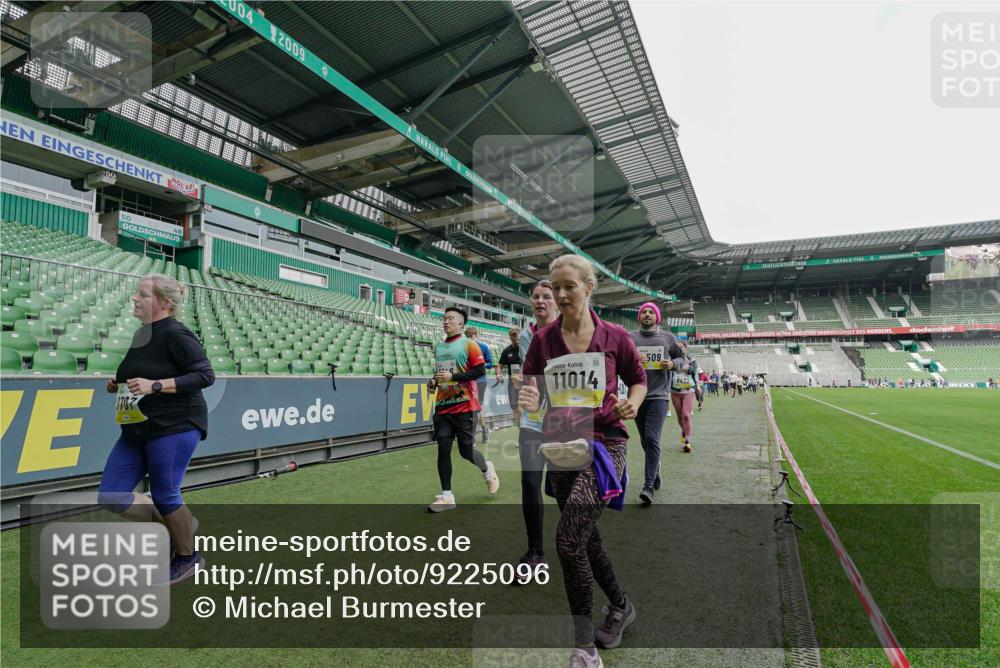 05.10.2025 - 20. swb-Marathon Bremen Michael Burmester http://msf.ph/oto/9225096 05.10.2025 10:38:28 Laufen im Stadion 7621, 8574, 9182, 9184, 9189, 9210, 9235, 9237, 9269, 9300, 9322, 9331, 9335, 9394, 9409, 9432, 9448, 9468, 9486, 9498, 9536, 9642, 9647, 9660, 9684, 9707, 9748, 9750, 9752, 9771, 9782, 9813, 9846, 9858, 9890, 9915, 9940, 9978, 10033, 10056, 10098, 10130, 10167, 10194, 10205, 10278, 10297, 10404, 10437, 10439, 10446, 10478, 10485, 10511, 10530, 10595, 10598, 10611, 10623, 10678, 10711, 10713, 10803, 10804, 10825, 10829 meine-sportfotos.de
