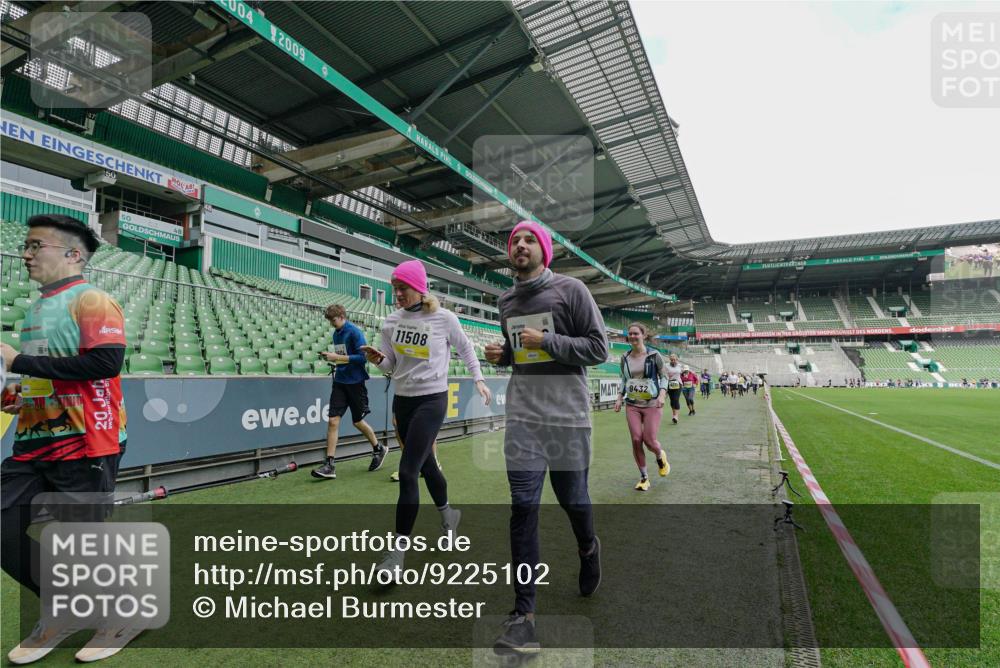 05.10.2025 - 20. swb-Marathon Bremen Michael Burmester http://msf.ph/oto/9225102 05.10.2025 10:38:29 Laufen im Stadion 7621, 8574, 9182, 9184, 9189, 9210, 9235, 9237, 9269, 9300, 9322, 9331, 9335, 9394, 9409, 9432, 9448, 9468, 9486, 9498, 9536, 9642, 9647, 9660, 9684, 9707, 9748, 9750, 9752, 9771, 9782, 9813, 9846, 9858, 9890, 9915, 9940, 9978, 10033, 10056, 10098, 10130, 10167, 10194, 10205, 10278, 10297, 10404, 10437, 10439, 10446, 10478, 10485, 10511, 10530, 10595, 10598, 10611, 10623, 10678, 10711, 10713, 10803, 10804, 10825, 10829 meine-sportfotos.de