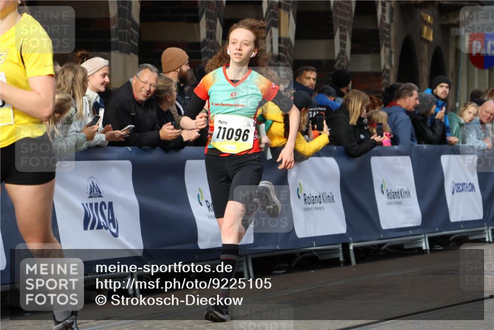 05.10.2025 - 20. swb-Marathon Bremen Strokosch-Dieckow http://msf.ph/oto/9225105 05.10.2025 10:48:39 Ziel 9261, 9406, 9482, 9729, 10303, 10799, 11096 meine-sportfotos.de