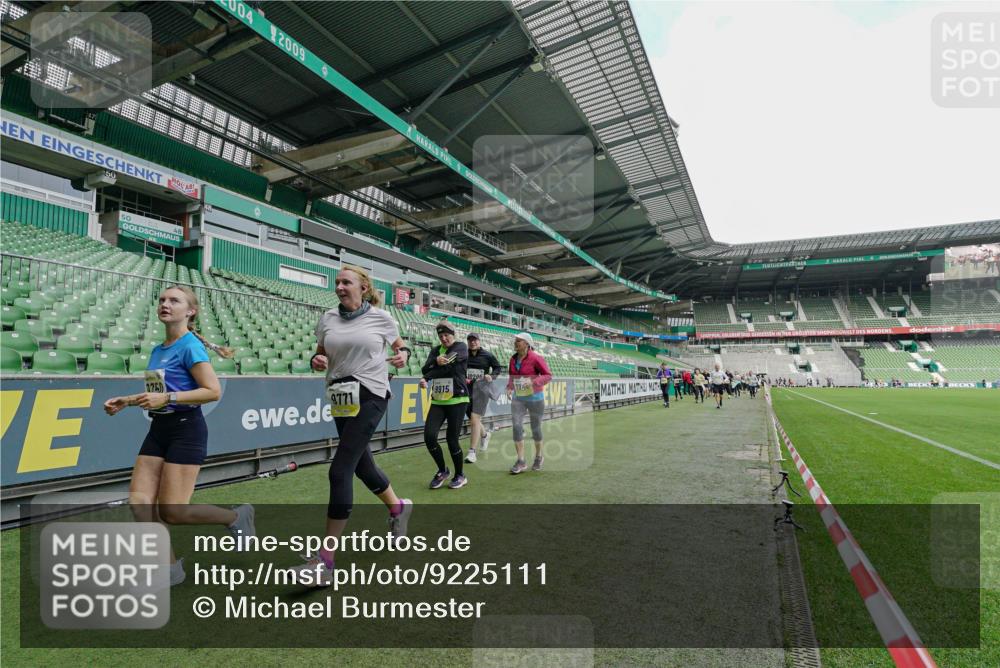 05.10.2025 - 20. swb-Marathon Bremen Michael Burmester http://msf.ph/oto/9225111 05.10.2025 10:38:34 Laufen im Stadion 7621, 8574, 9182, 9184, 9189, 9210, 9229, 9235, 9237, 9269, 9300, 9322, 9331, 9335, 9379, 9394, 9409, 9432, 9468, 9486, 9498, 9536, 9642, 9647, 9660, 9684, 9707, 9748, 9750, 9752, 9771, 9782, 9813, 9846, 9858, 9890, 9915, 9940, 9978, 10033, 10056, 10098, 10106, 10130, 10142, 10167, 10205, 10213, 10278, 10297, 10404, 10405, 10437, 10439, 10446, 10478, 10483, 10485, 10511, 10529, 10530, 10595, 10598, 10611, 10623, 10678, 10711, 10713, 10803, 10804, 10825, 10829, 10853 meine-sportfotos.de