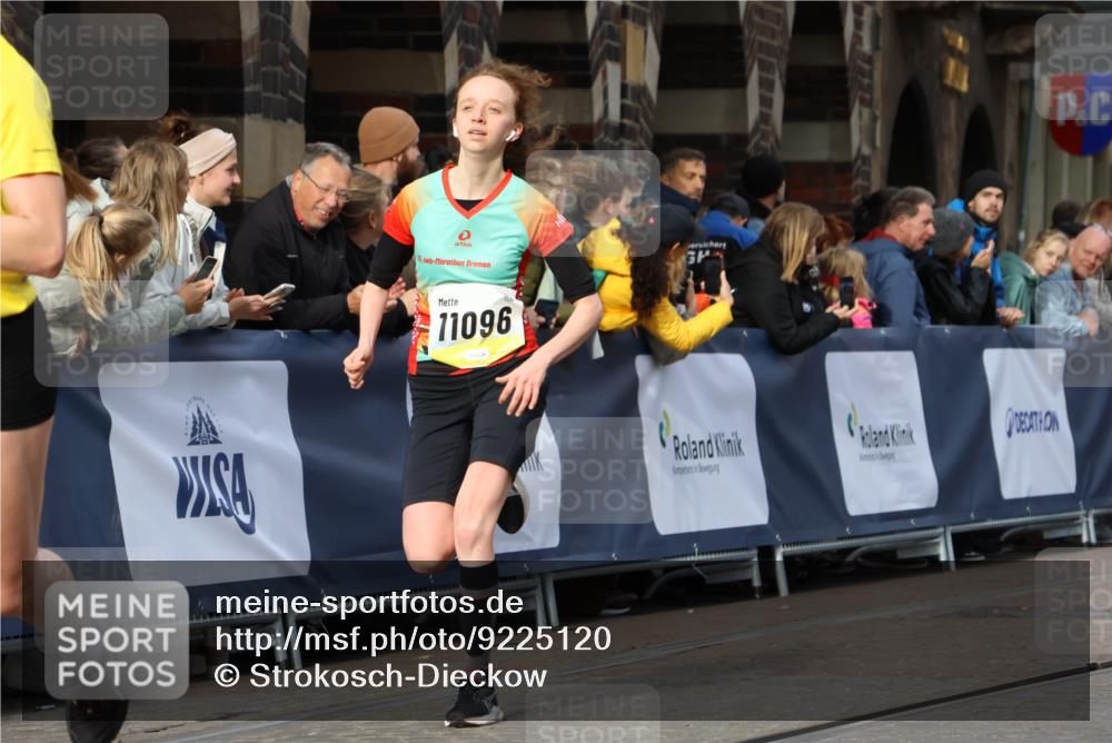 05.10.2025 - 20. swb-Marathon Bremen Strokosch-Dieckow http://msf.ph/oto/9225120 05.10.2025 10:48:39 Ziel 9261, 9406, 9482, 9729, 10303, 10799, 11096 meine-sportfotos.de