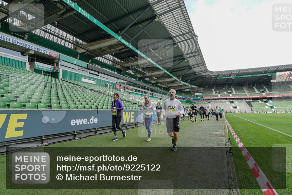 05.10.2025 - 20. swb-Marathon Bremen Michael Burmester http://msf.ph/oto/9225122 05.10.2025 10:38:41 Laufen im Stadion 8123, 8574, 9182, 9184, 9189, 9210, 9229, 9235, 9269, 9300, 9322, 9324, 9331, 9335, 9379, 9394, 9398, 9409, 9432, 9468, 9486, 9498, 9647, 9660, 9684, 9707, 9750, 9752, 9771, 9782, 9813, 9846, 9858, 9890, 9915, 9927, 9940, 9978, 10033, 10106, 10130, 10142, 10167, 10205, 10213, 10278, 10297, 10404, 10405, 10437, 10439, 10446, 10478, 10483, 10485, 10511, 10529, 10530, 10551, 10595, 10598, 10623, 10678, 10711, 10713, 10734, 10803, 10804, 10825, 10853, 9486, 10056, 10098 meine-sportfotos.de