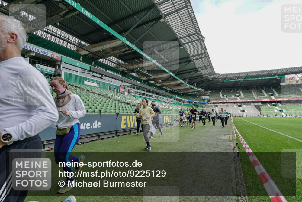 05.10.2025 - 20. swb-Marathon Bremen Michael Burmester http://msf.ph/oto/9225129 05.10.2025 10:38:42 Laufen im Stadion 7788, 8123, 8574, 9182, 9184, 9189, 9210, 9229, 9235, 9269, 9300, 9322, 9324, 9331, 9335, 9379, 9394, 9398, 9409, 9432, 9468, 9498, 9647, 9660, 9684, 9707, 9750, 9752, 9771, 9782, 9813, 9846, 9858, 9890, 9915, 9927, 9940, 9978, 10033, 10106, 10130, 10142, 10167, 10205, 10213, 10278, 10297, 10404, 10405, 10437, 10439, 10446, 10478, 10483, 10485, 10511, 10529, 10530, 10551, 10595, 10598, 10623, 10678, 10711, 10734, 10803, 10804, 10825, 10853, 9486, 10056, 10098 meine-sportfotos.de
