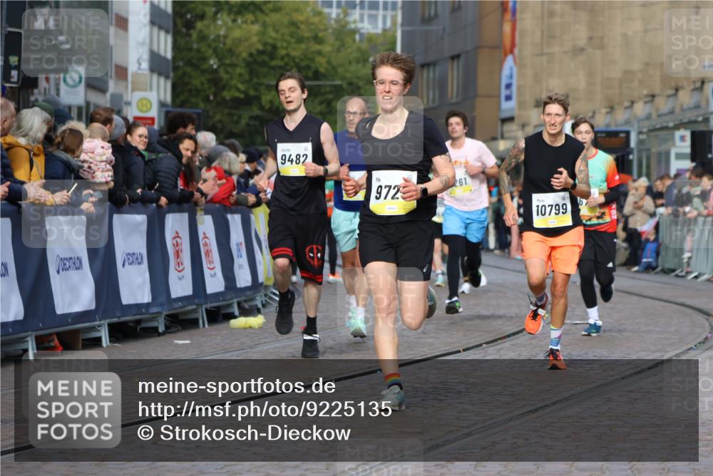 05.10.2025 - 20. swb-Marathon Bremen Strokosch-Dieckow http://msf.ph/oto/9225135 05.10.2025 10:48:44 Ziel 7414, 9261, 9482, 9674, 9729, 10799 meine-sportfotos.de