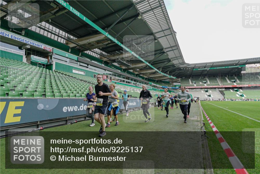05.10.2025 - 20. swb-Marathon Bremen Michael Burmester http://msf.ph/oto/9225137 05.10.2025 10:38:46 Laufen im Stadion 7788, 8123, 8574, 9182, 9184, 9210, 9229, 9235, 9269, 9300, 9322, 9324, 9331, 9335, 9379, 9394, 9398, 9409, 9432, 9498, 9647, 9660, 9684, 9707, 9750, 9752, 9771, 9782, 9813, 9846, 9890, 9915, 9927, 9940, 9978, 9998, 10033, 10106, 10130, 10142, 10167, 10205, 10213, 10278, 10297, 10404, 10405, 10437, 10439, 10446, 10478, 10483, 10511, 10529, 10530, 10551, 10595, 10598, 10623, 10678, 10734, 10803, 10804, 10825, 10853, 9189, 9468, 9486, 9813, 9858, 10056, 10098 meine-sportfotos.de