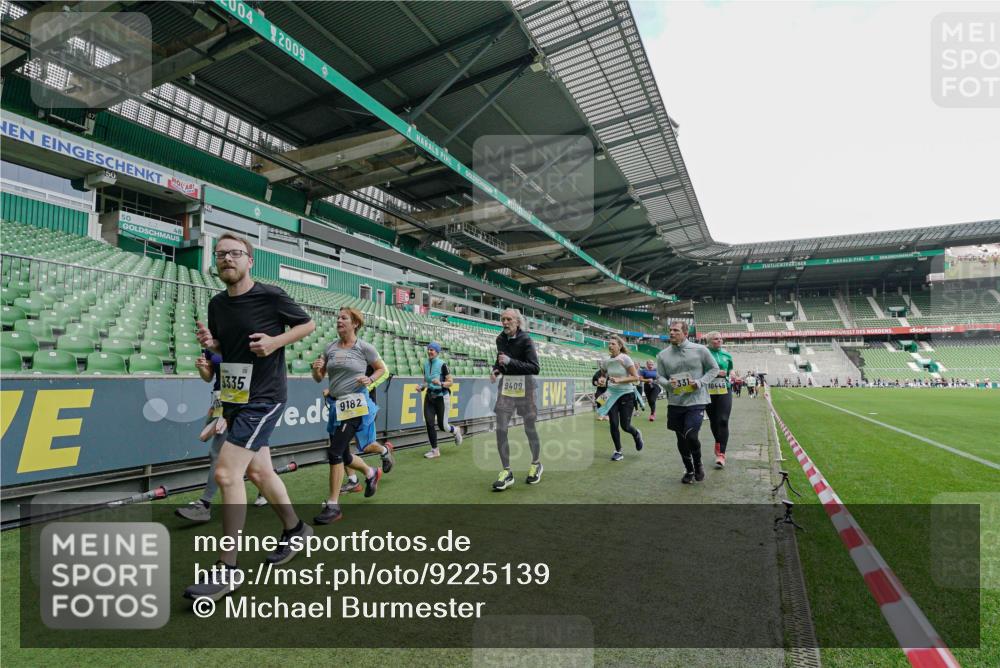 05.10.2025 - 20. swb-Marathon Bremen Michael Burmester http://msf.ph/oto/9225139 05.10.2025 10:38:47 Laufen im Stadion 7788, 8123, 8574, 9182, 9184, 9210, 9229, 9235, 9269, 9300, 9322, 9324, 9331, 9335, 9379, 9394, 9398, 9409, 9432, 9498, 9647, 9660, 9684, 9707, 9750, 9752, 9771, 9782, 9846, 9890, 9915, 9927, 9940, 9978, 9998, 10033, 10106, 10130, 10142, 10167, 10205, 10213, 10278, 10297, 10404, 10405, 10437, 10439, 10446, 10478, 10483, 10498, 10511, 10529, 10530, 10551, 10595, 10598, 10623, 10678, 10734, 10803, 10804, 10825, 10853, 9189, 9210, 9468, 9486, 9813, 9858, 10056, 10098 meine-sportfotos.de