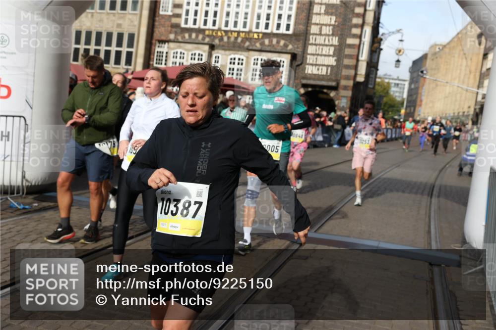 05.10.2025 - 20. swb-Marathon Bremen Yannick Fuchs http://msf.ph/oto/9225150 05.10.2025 10:56:36 Ziel 9424, 9783, 9790, 9932, 10005, 10028, 10179, 10387, 10546, 10590, 10648, 11100, 11253, 11571, 11662, 11723 meine-sportfotos.de