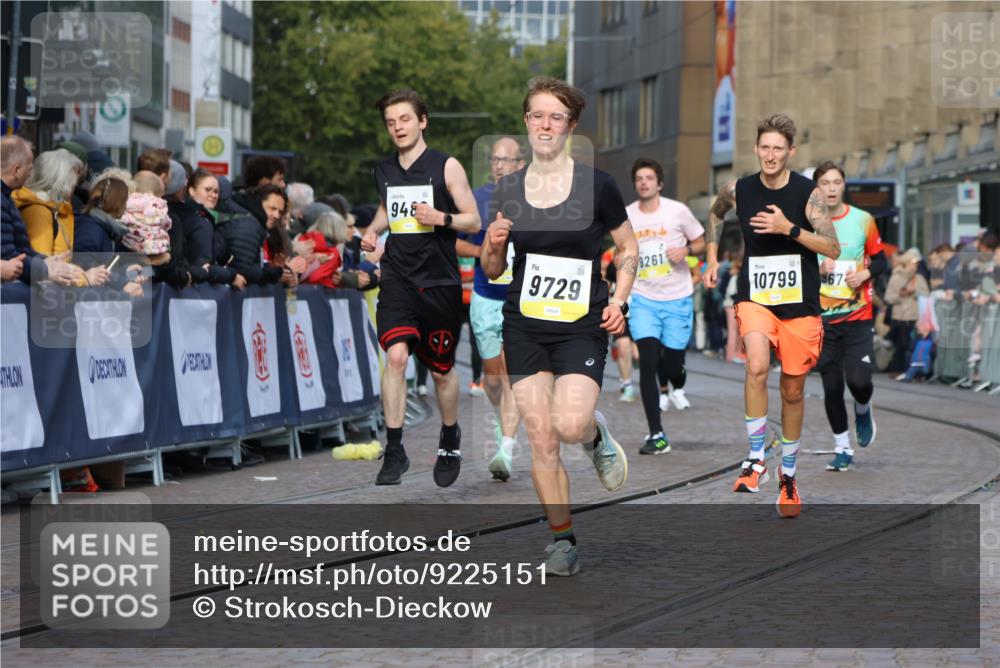 05.10.2025 - 20. swb-Marathon Bremen Strokosch-Dieckow http://msf.ph/oto/9225151 05.10.2025 10:48:44 Ziel 7414, 9261, 9482, 9674, 9729, 10799 meine-sportfotos.de