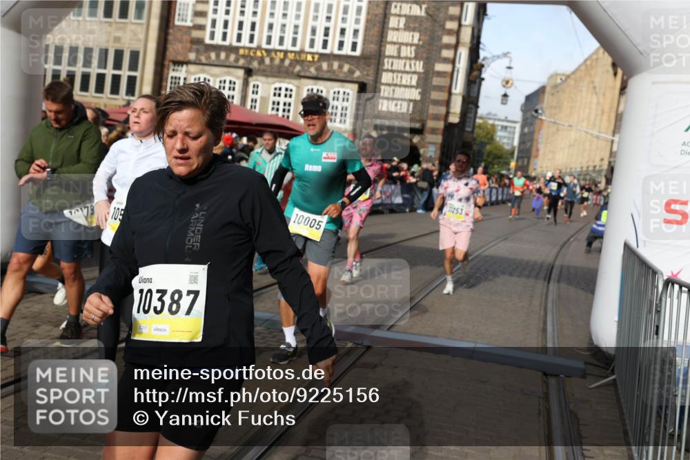 05.10.2025 - 20. swb-Marathon Bremen Yannick Fuchs http://msf.ph/oto/9225156 05.10.2025 10:56:37 Ziel 9424, 9783, 9790, 9932, 10005, 10179, 10387, 10546, 10648, 11100, 11253, 11571, 11723 meine-sportfotos.de