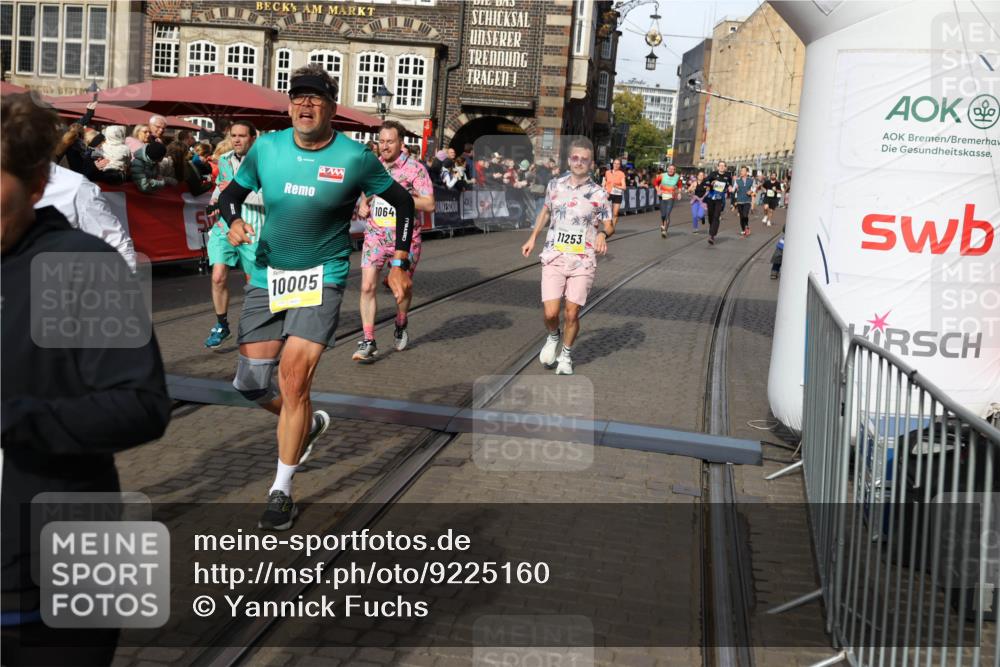 05.10.2025 - 20. swb-Marathon Bremen Yannick Fuchs http://msf.ph/oto/9225160 05.10.2025 10:56:37 Ziel 9424, 9783, 9790, 9932, 10005, 10179, 10387, 10546, 10648, 11100, 11253, 11571, 11723 meine-sportfotos.de