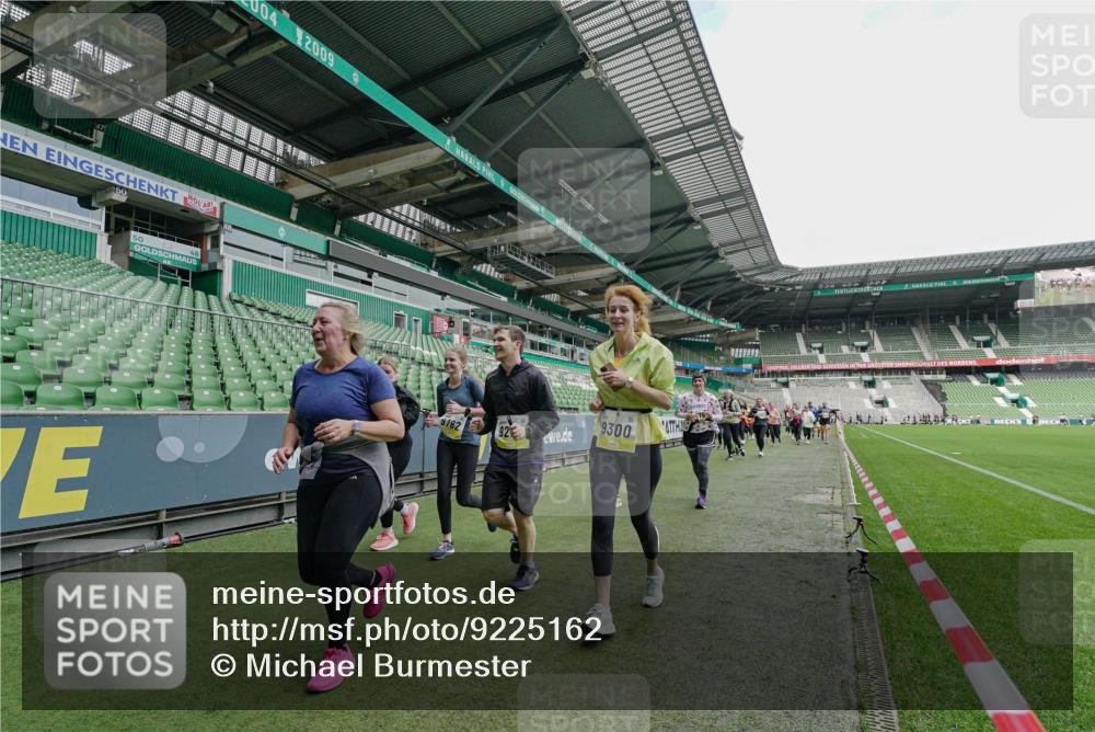 05.10.2025 - 20. swb-Marathon Bremen Michael Burmester http://msf.ph/oto/9225162 05.10.2025 10:38:52 Laufen im Stadion 7199, 7788, 8123, 8574, 9182, 9184, 9229, 9235, 9269, 9300, 9322, 9324, 9331, 9335, 9379, 9394, 9398, 9409, 9432, 9498, 9628, 9647, 9660, 9684, 9707, 9750, 9752, 9765, 9771, 9782, 9846, 9850, 9890, 9915, 9927, 9940, 9978, 9998, 10106, 10142, 10167, 10205, 10213, 10255, 10258, 10297, 10404, 10405, 10439, 10446, 10478, 10483, 10498, 10511, 10529, 10530, 10551, 10557, 10623, 10678, 10734, 10803, 10804, 10825, 10853, 9189, 9210, 9468, 9486, 9813, 9858, 10033, 10056, 10098 meine-sportfotos.de