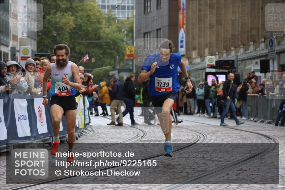 05.10.2025 - 20. swb-Marathon Bremen Strokosch-Dieckow http://msf.ph/oto/9225165 05.10.2025 12:17:48 Ziel 404, 1739 meine-sportfotos.de