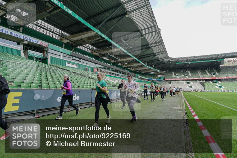 05.10.2025 - 20. swb-Marathon Bremen Michael Burmester http://msf.ph/oto/9225169 05.10.2025 10:38:53 Laufen im Stadion 7199, 7788, 8123, 8574, 9182, 9184, 9229, 9235, 9269, 9300, 9322, 9324, 9331, 9335, 9379, 9394, 9398, 9409, 9432, 9498, 9628, 9647, 9660, 9684, 9707, 9750, 9752, 9765, 9771, 9782, 9846, 9850, 9890, 9915, 9927, 9940, 9978, 9998, 10106, 10142, 10167, 10205, 10213, 10255, 10258, 10297, 10404, 10405, 10439, 10446, 10478, 10483, 10498, 10511, 10529, 10530, 10551, 10557, 10623, 10678, 10734, 10803, 10804, 10825, 10853, 9189, 9210, 9468, 9486, 9813, 9858, 10033, 10056, 10098 meine-sportfotos.de