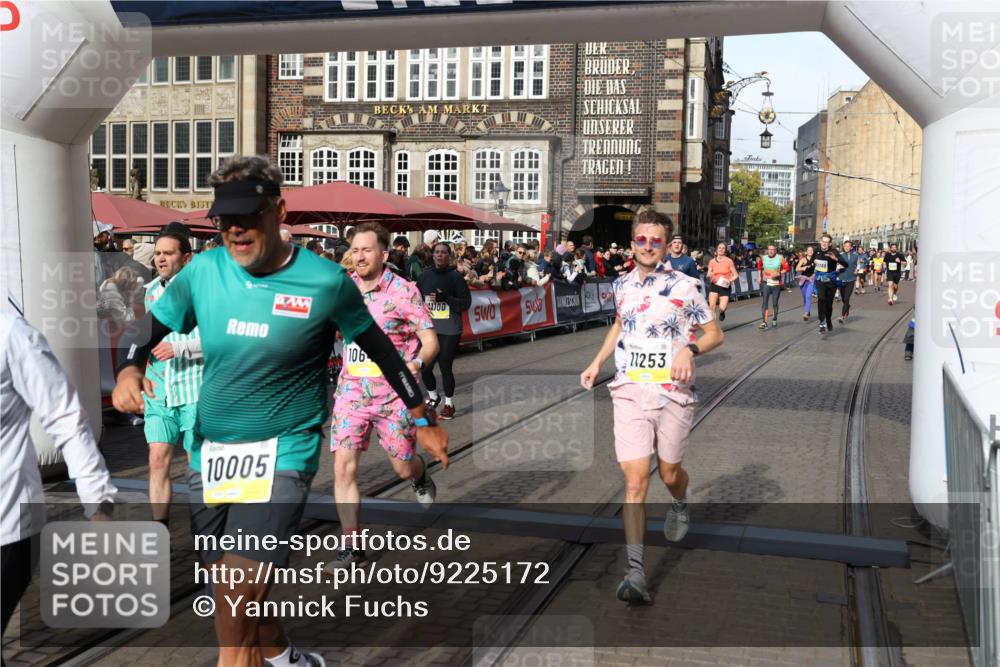 05.10.2025 - 20. swb-Marathon Bremen Yannick Fuchs http://msf.ph/oto/9225172 05.10.2025 10:56:38 Ziel 9424, 9783, 9790, 9932, 10005, 10042, 10179, 10387, 10546, 10648, 11100, 11253, 11260, 11571, 11723 meine-sportfotos.de