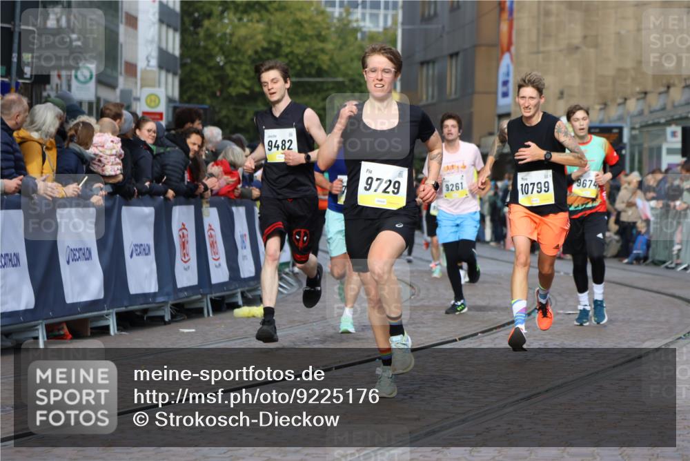 05.10.2025 - 20. swb-Marathon Bremen Strokosch-Dieckow http://msf.ph/oto/9225176 05.10.2025 10:48:44 Ziel 7414, 9261, 9482, 9674, 9729, 10799 meine-sportfotos.de