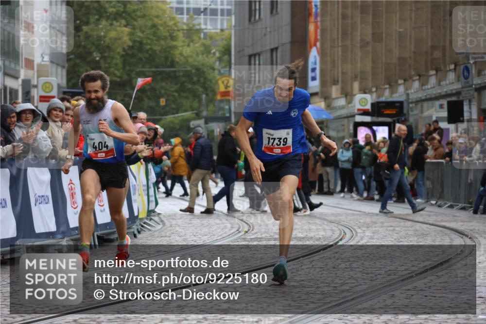 05.10.2025 - 20. swb-Marathon Bremen Strokosch-Dieckow http://msf.ph/oto/9225180 05.10.2025 12:17:48 Ziel 404, 1739 meine-sportfotos.de