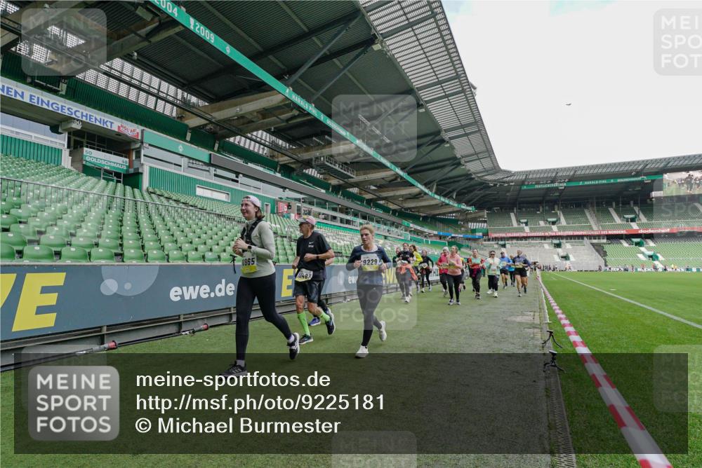 05.10.2025 - 20. swb-Marathon Bremen Michael Burmester http://msf.ph/oto/9225181 05.10.2025 10:38:57 Laufen im Stadion 7199, 7788, 8123, 9182, 9184, 9229, 9235, 9269, 9300, 9322, 9324, 9331, 9335, 9379, 9394, 9398, 9409, 9432, 9498, 9628, 9660, 9668, 9707, 9750, 9752, 9765, 9771, 9782, 9850, 9890, 9915, 9927, 9940, 9978, 9998, 10106, 10142, 10167, 10205, 10213, 10255, 10258, 10297, 10371, 10404, 10405, 10439, 10446, 10478, 10483, 10498, 10511, 10529, 10530, 10551, 10557, 10623, 10734, 10803, 10804, 10853, 9189, 9210, 9468, 9486, 9813, 9858, 10033, 10056, 10098 meine-sportfotos.de