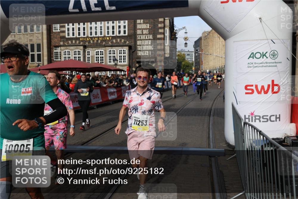 05.10.2025 - 20. swb-Marathon Bremen Yannick Fuchs http://msf.ph/oto/9225182 05.10.2025 10:56:38 Ziel 9424, 9783, 9790, 9932, 10005, 10042, 10179, 10387, 10546, 10648, 11100, 11253, 11260, 11571, 11723 meine-sportfotos.de
