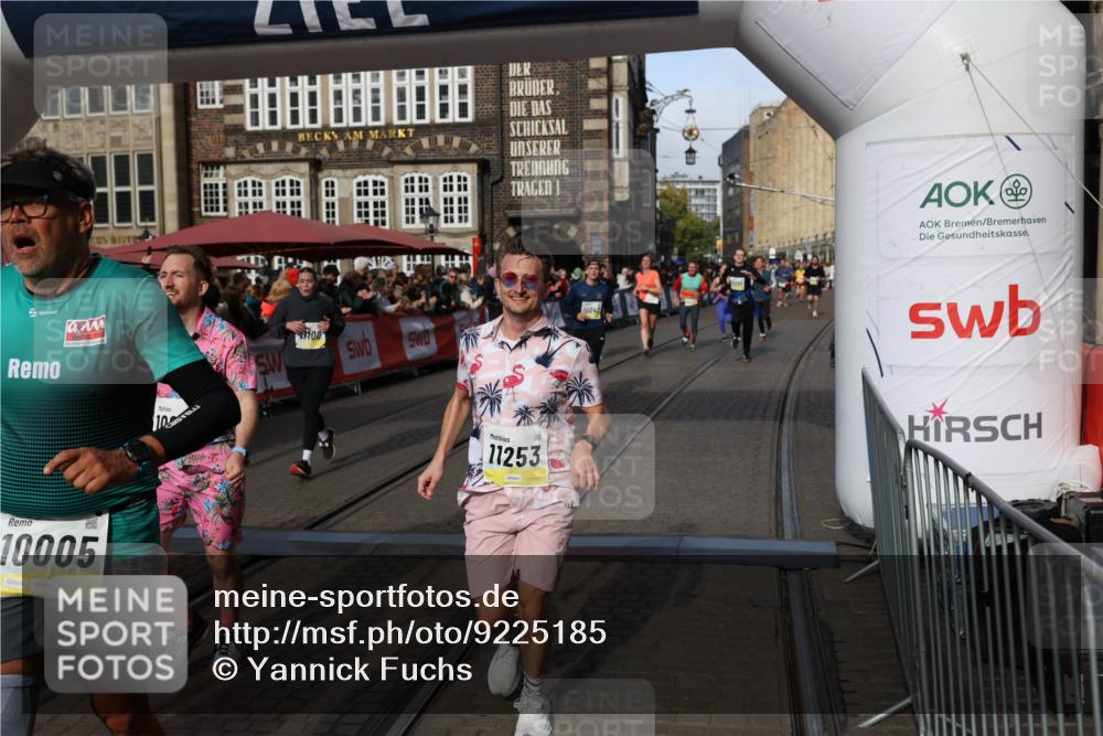 05.10.2025 - 20. swb-Marathon Bremen Yannick Fuchs http://msf.ph/oto/9225185 05.10.2025 10:56:38 Ziel 9424, 9783, 9790, 9932, 10005, 10042, 10179, 10387, 10546, 10648, 11100, 11253, 11260, 11571, 11723 meine-sportfotos.de