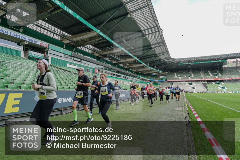 05.10.2025 - 20. swb-Marathon Bremen Michael Burmester http://msf.ph/oto/9225186 05.10.2025 10:38:57 Laufen im Stadion 7199, 7788, 8123, 9182, 9184, 9229, 9235, 9269, 9300, 9322, 9324, 9331, 9335, 9379, 9394, 9398, 9409, 9432, 9498, 9628, 9660, 9668, 9707, 9750, 9752, 9765, 9771, 9782, 9850, 9890, 9915, 9927, 9940, 9978, 9998, 10106, 10142, 10167, 10205, 10213, 10255, 10258, 10297, 10371, 10404, 10405, 10439, 10446, 10478, 10483, 10498, 10511, 10529, 10530, 10551, 10557, 10623, 10734, 10803, 10804, 10853, 9189, 9210, 9468, 9486, 9813, 9858, 10033, 10056, 10098 meine-sportfotos.de