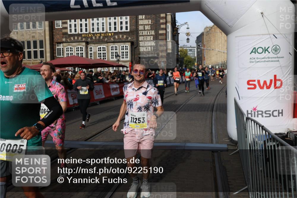 05.10.2025 - 20. swb-Marathon Bremen Yannick Fuchs http://msf.ph/oto/9225190 05.10.2025 10:56:38 Ziel 9424, 9783, 9790, 9932, 10005, 10042, 10179, 10387, 10546, 10648, 11100, 11253, 11260, 11571, 11723 meine-sportfotos.de