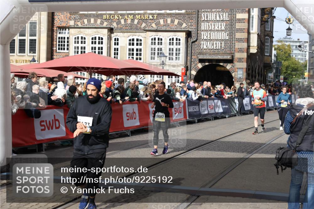 05.10.2025 - 20. swb-Marathon Bremen Yannick Fuchs http://msf.ph/oto/9225192 05.10.2025 10:59:53 Ziel 9473, 9673, 10420, 11582, 11720 meine-sportfotos.de
