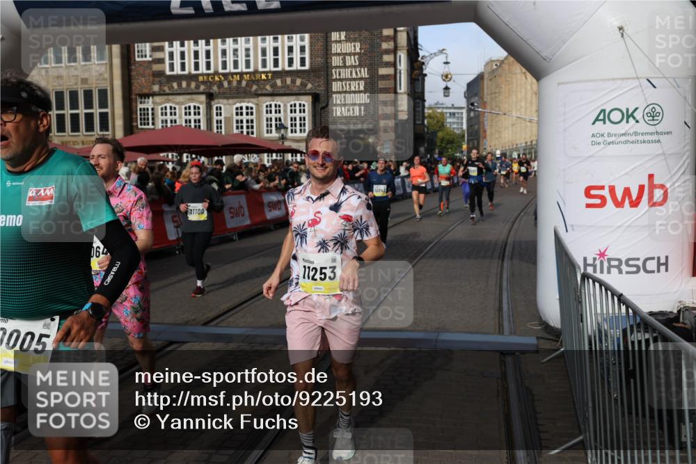 05.10.2025 - 20. swb-Marathon Bremen Yannick Fuchs http://msf.ph/oto/9225193 05.10.2025 10:56:38 Ziel 9424, 9783, 9790, 9932, 10005, 10042, 10179, 10387, 10546, 10648, 11100, 11253, 11260, 11571, 11723 meine-sportfotos.de