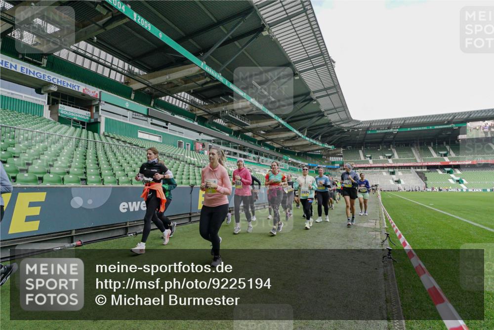 05.10.2025 - 20. swb-Marathon Bremen Michael Burmester http://msf.ph/oto/9225194 05.10.2025 10:39:00 Laufen im Stadion 7199, 7788, 8123, 9182, 9184, 9229, 9235, 9269, 9300, 9322, 9324, 9331, 9335, 9379, 9394, 9398, 9409, 9610, 9628, 9660, 9668, 9707, 9750, 9752, 9765, 9771, 9782, 9850, 9890, 9915, 9927, 9940, 9978, 9998, 10106, 10142, 10205, 10213, 10255, 10258, 10297, 10371, 10404, 10405, 10439, 10446, 10478, 10483, 10498, 10511, 10529, 10551, 10557, 10623, 10734, 10803, 10853, 9189, 9210, 9468, 9486, 9813, 9858, 10033 meine-sportfotos.de