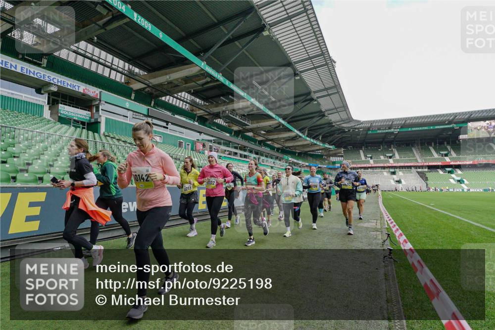 05.10.2025 - 20. swb-Marathon Bremen Michael Burmester http://msf.ph/oto/9225198 05.10.2025 10:39:00 Laufen im Stadion 7199, 7788, 8123, 9182, 9184, 9229, 9235, 9269, 9300, 9322, 9324, 9331, 9335, 9379, 9394, 9398, 9409, 9610, 9628, 9660, 9668, 9707, 9750, 9752, 9765, 9771, 9782, 9850, 9890, 9915, 9927, 9940, 9978, 9998, 10106, 10142, 10205, 10213, 10255, 10258, 10297, 10371, 10404, 10405, 10439, 10446, 10478, 10483, 10498, 10511, 10529, 10551, 10557, 10623, 10734, 10803, 10853, 9189, 9210, 9468, 9486, 9813, 9858, 10033 meine-sportfotos.de